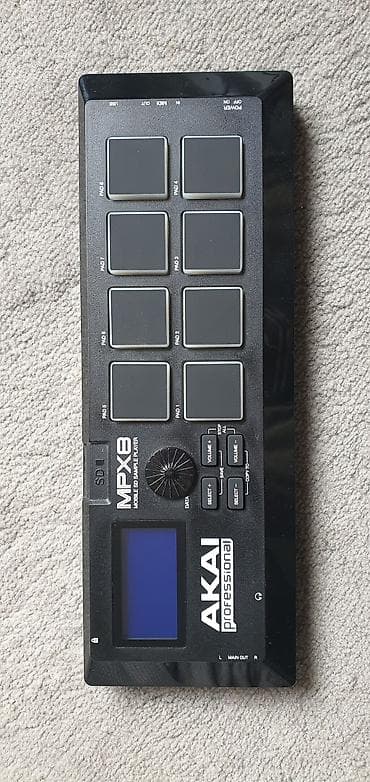 миди клавиатура: AKAI Professional MPX8 — мобильный сэмплер с 8 динамическими пэдами — 1