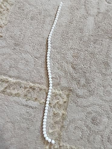 Личные вещи: Белые круглые бусины на нити - Цвет: белый, матовый - Форма: шарики - — 1