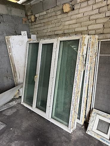 тримо зеркало: Пластиковая балконная дверь с двумя боковыми створками (глухая + — 2