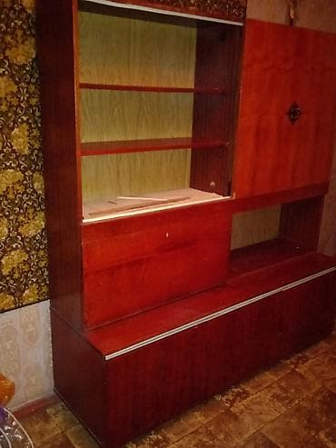 В продаже шкаф-сервант советский. Состоянее среднее, еще вполне