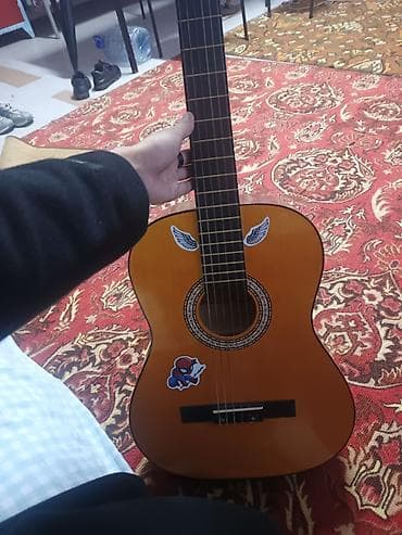 Классическая гитара - Корпус: натуральный цвет, глянцевое покрытие