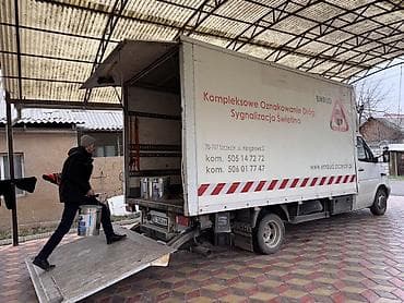 рабочие одежда: Грузовой фургон Mercedes с фургоном-будкой и откидным задним — 1