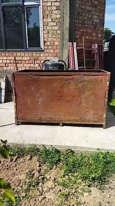 Металлический контейнер (ящик) для хранения и перевозки материалов. -