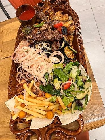 шашлык мясо: Ассорти кавказских блюд и закусок на мангале - Люля-кебаб в лаваше — 3