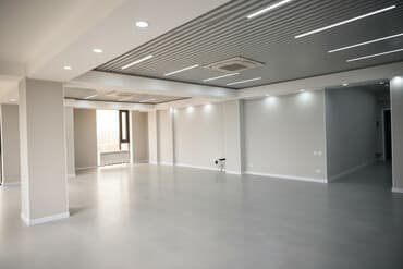 продаю офис 107 м² с ремонтом с мебелью административное здание 1 этаж: Сдаю Офис, 108 м², В бизнес центре, С видом на горы, 1 линия, С отдельным входом — 1