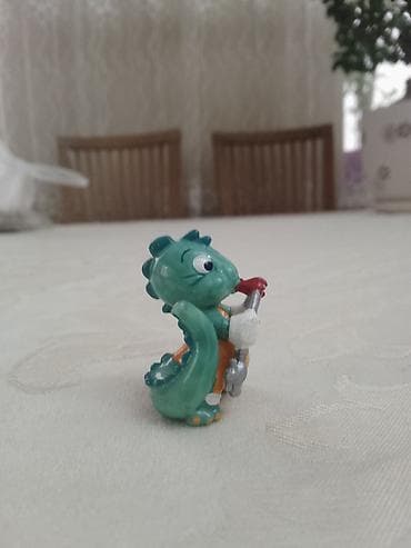 для обувь: Фигурка динозаврика в комбинезоне. - Материал: пластик/ПВХ — 2