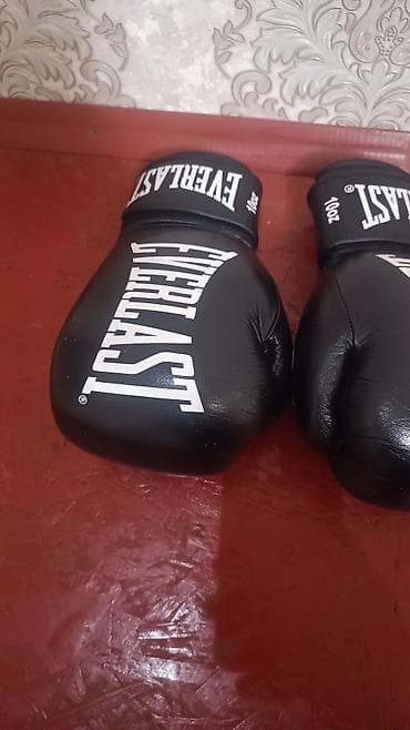 советские статуэтки: Боксерские перчатки Everlast, 10 oz - Классическая модель в черном — 3