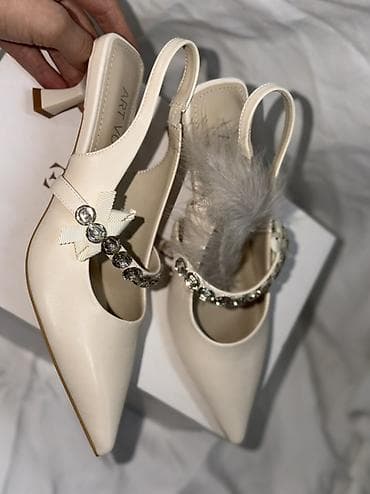 Угги: Элегантные женские туфли-сланги с открытой пяткой и острым носком. - — 4