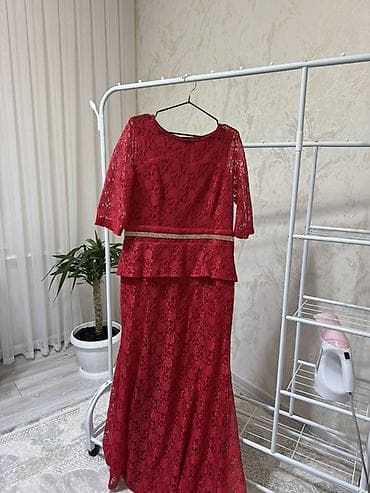 Вечернее длинное платье из кружевного полотна насыщенного