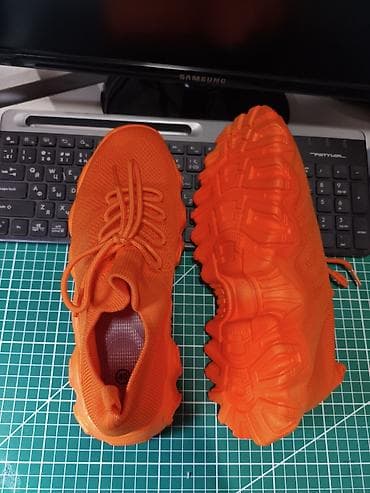 Яркие оранжевые кроссовки (размер 40). - Дышащий верх из трикотажной at lalafo.kg Яркие оранжевые кроссовки (размер 40). - Дышащий верх из трикотажной