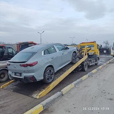 Кроссовер-купе серого цвета с современным дизайном кузова. Основные
