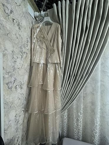 Вечернее платье в бежевом оттенке с эффектным многослойным каскадным