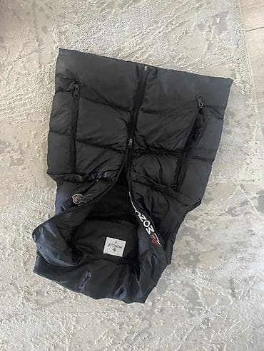 pull and: Пуховый жилет Moncler, черный - Модель: утепленный жилет с капюшоном — 1