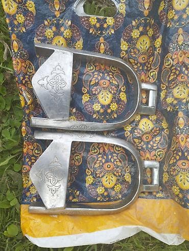 стол с двумя ящиками: Пара металлических стремян для седла - Материал: полированный металл — 3