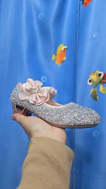 Жаш кыздардын көйнөктөрү: Нарядные детские туфельки размеры с 31р по 36р с блеском и ремешком — 1