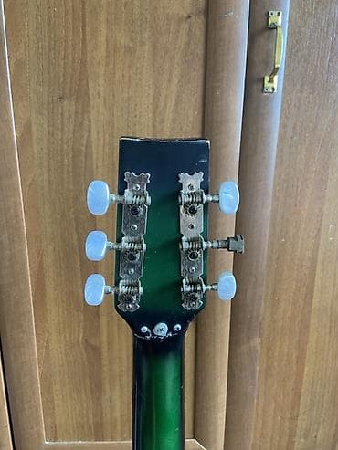 пикгард: Акустическая гитара с вырезом (cutaway), шестиструнная. Купили 6 лет — 4