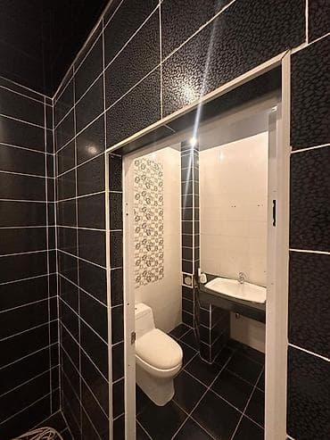 красивая вилла для жилья: Просторный загородный дом с современным интерьером и большой ухоженной — 8