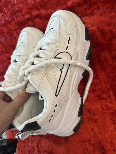 nike tech flece: Кроссовки белого цвета с контрастной чёрной отделкой и логотипами. - — 3