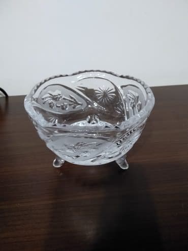 хрустальные вазы салатницы: Продаю хрусталь, предметы сервировки 2штуки, конфетницу, салатницу. В — 2