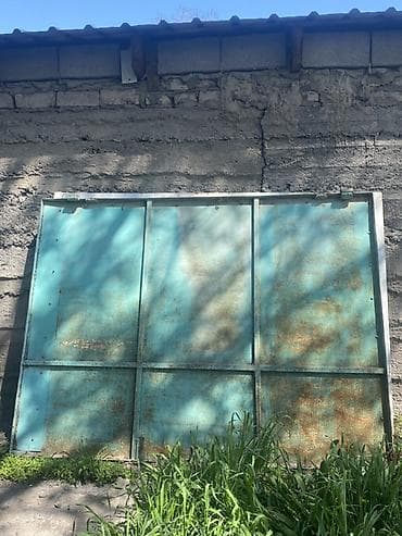 Металлические распашные гаражные ворота из листовой стали с жестким