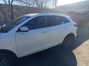 Кроссовер белого цвета. Основные характеристики: - Кузов: 5‑дверный