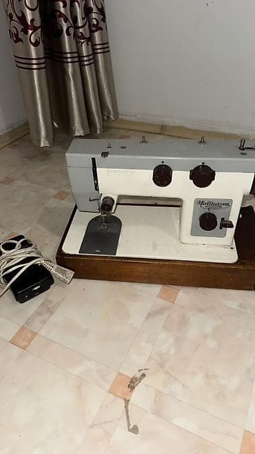 Стиральные машины: Электрическая швейная машина на стационарном деревянном основании. - — 6