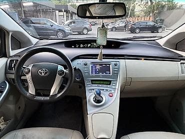 Toyota Prius: 2015 г., 1.8 л, Гибрид — 7