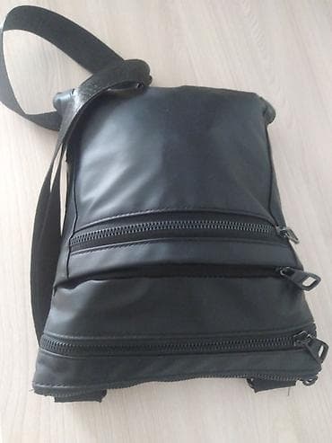 Сумка через плечо, компактная и вместительная. Цвет: чёрный. Материал