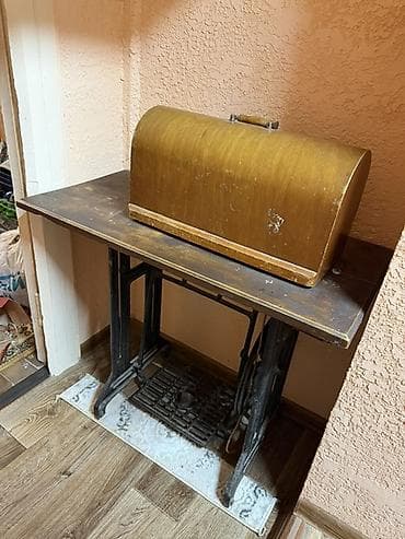 Продаю ножную швейную машину в столе, рабочая. - Классическая — 1