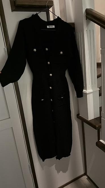 Черное вязаное платье-кардиган длины миди. Описание: - Фактурная