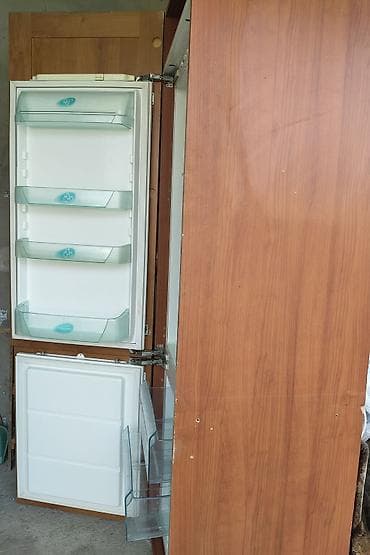 полочки в холодильник: Встраиваемый холодильник с морозильной камерой в высоком кухонном — 4