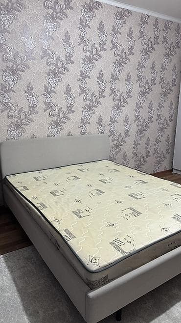 small table: Двуспальная кровать, Б/у, С матрасом, длина - 200 см — 1