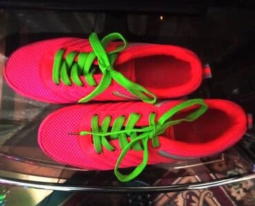 Киреге берилүүчү кийимдер: ПРОДАЮ новые кроссовки.Размер - 38. Лучше писать на Whatsapp,по — 4