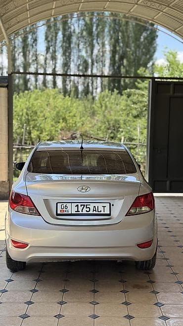 мата секыл: Hyundai Solaris: 2012 г., Кол менен иштөөчү, Бензин, Седан — 4