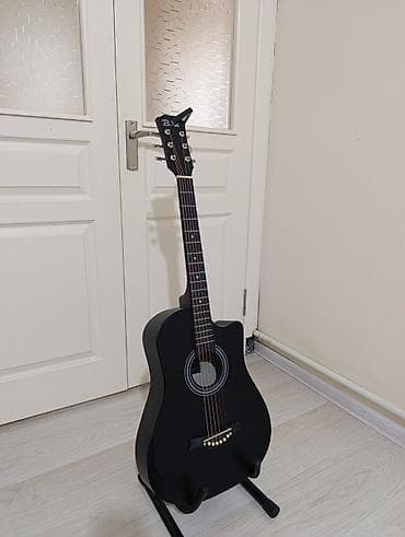 Велосипеды: Акустическая гитара в идеальном состоянии матовый чёрный. полный — 1