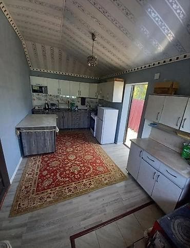 контейнер магазине: Просторный двухэтажный дом с мансардными окнами и балконом. - — 5