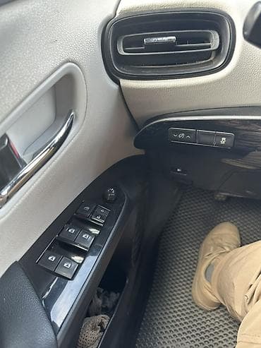 ландгрузер 200: Toyota Prius: 2016 г., 1.8 л, Гибрид, Хэтчбэк — 10