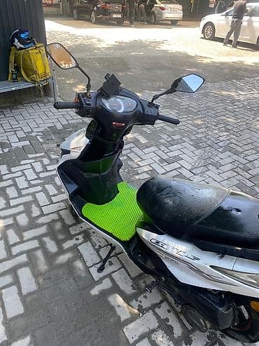 скутер пот выкуп: Скутер/мопед класса 50–125 см³ (визуально) в городском стиле, белый — 6