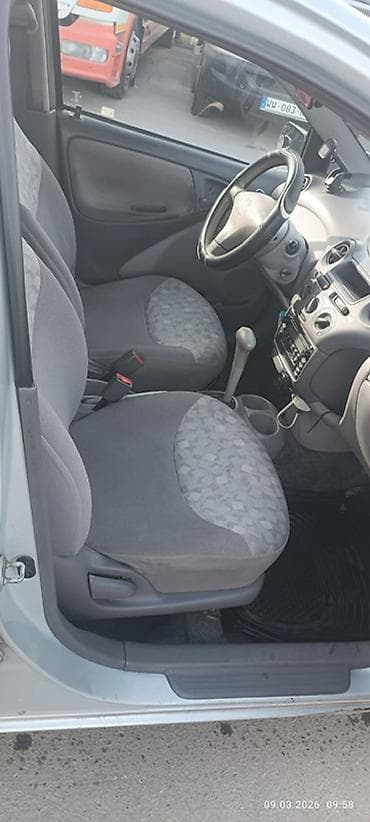 10 регион машина: Toyota Platz: 2002 г., Седан — 6