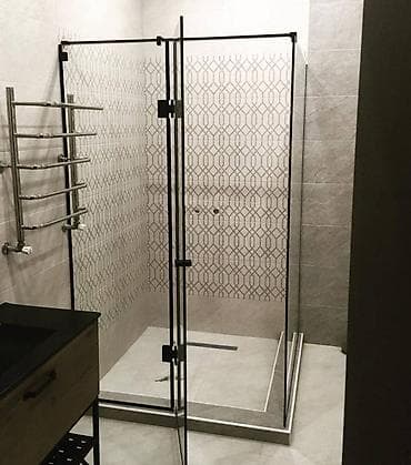 Терезелер жана комплектөөчүлөр: Данный вид распашной душевой перегородки подходит для любителей стиля — 5