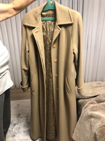 спортивное оборудование: Пальто классическое бежевого цвета 49-50 р 3000 сом Черное пальто — 2