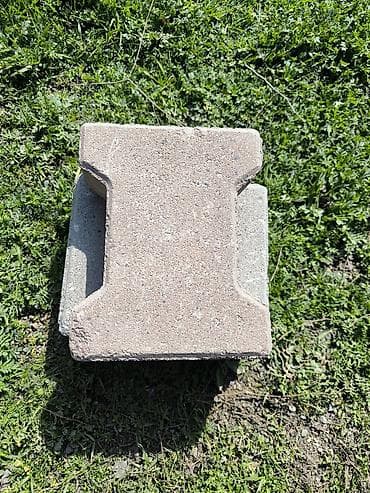 Строительные растворы и добавки: Продам тротуарную плитку( гантели) Б/у. Количество 50 КВ.м. Состояние — 2