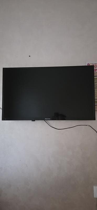 Телевизор Hisense, диагональ примерно 40–43". Плоская панель с тонкими