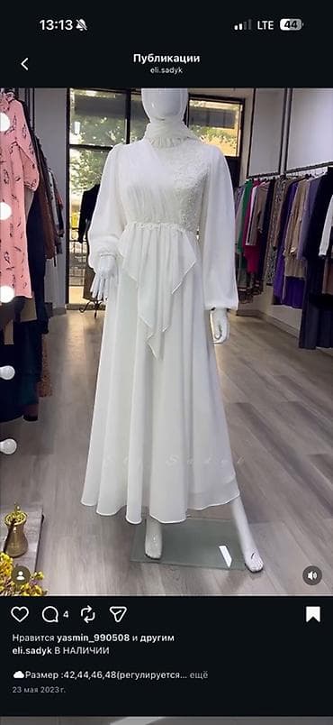 нежная: Платье в пол белого цвета с асимметричной драпировкой и нежным — 2