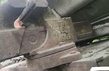 тиски слесарные купить: Продаю комплект: 1) Металлический верстак (столешница ~8 мм, ножки — 3