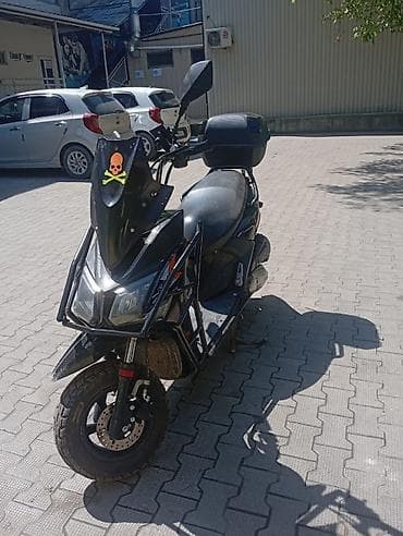 Скутер 49–50 см³, черный, с внедорожным уклоном. Характеристики и