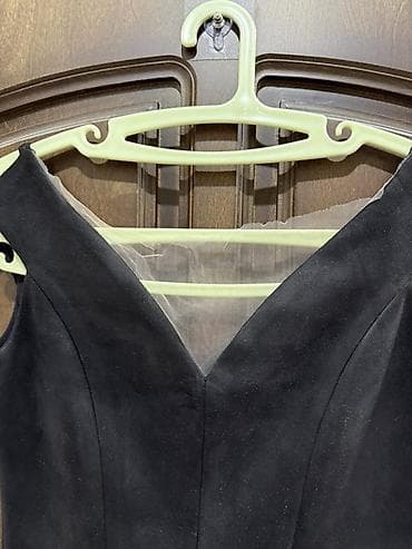 Платья: Классное Черное платье-футляр миди с баской и чокером - Силуэт — 4