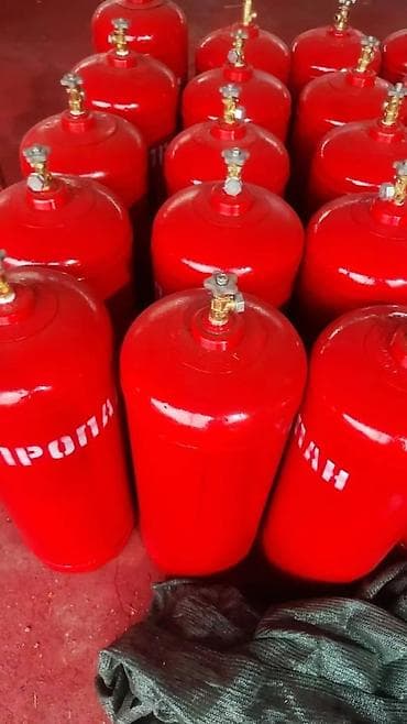 Газовые баллоны для пропана, окрашенные в красный цвет с белой — 1