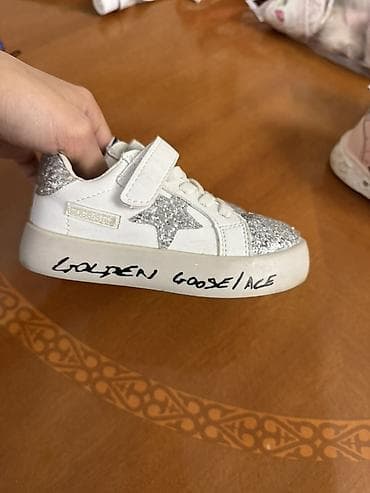 детские шлёпки: Детские кроссовки, 2 пары, 23 размер обе 1) Белые со сверкающим — 3