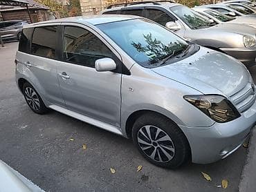 Toyota Ist: 2002 г., 1.3 л, Автомат, Бензин, Седан